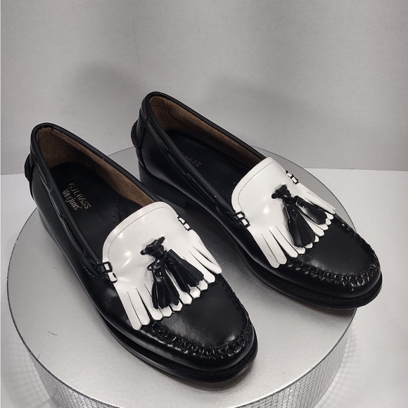 Bass Black and White Leather Loafers size 7 pre
Owned Exellent condition main image 10